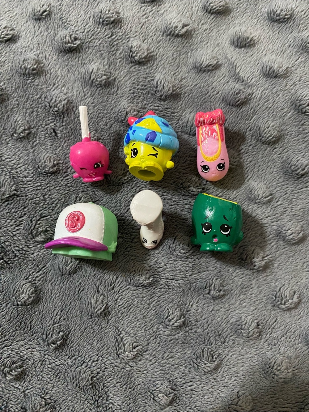 Shopkins Mini Figures Set – Pink, Green, White, Yellow & Blue Collectibles - Picture 2 of 3